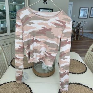 American Eagle camouflage long-sleeve cropped shirt